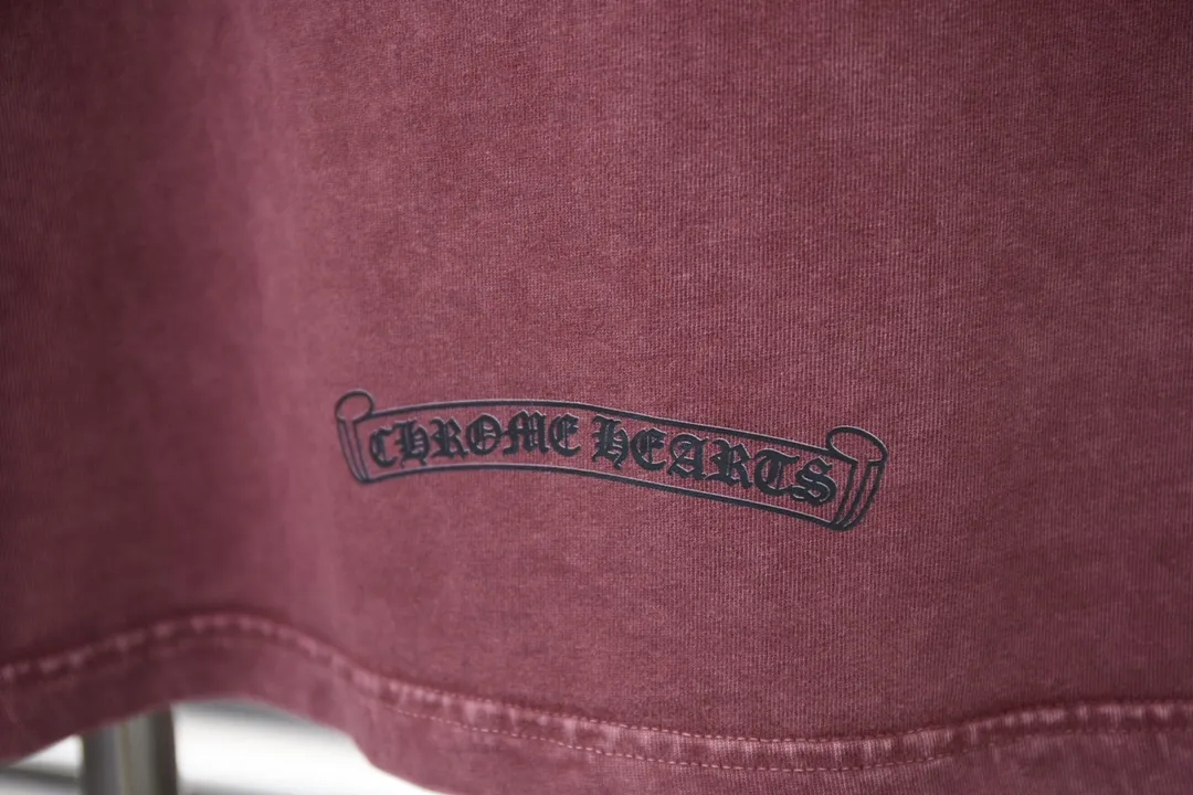 🅿️200 Ch*ome Hearte 25SS early spring new model, short-sleeved with Kro heart logo, hot diamonds, light luxury, essential item for daily commuting for men and women, correct version, welcome to compare, detailed features · 320g 100% pure cotton double yarn jersey fabric · Custom dyed in the same vat, special thickened 32 count double-strand 1X1 thread · Digital direct printing ➕ Australia imported pearlescent diamonds · Ready-to-wear dyeing Then do the faded fried snowflake process, then wash it to make it look old · General washing to improve the effect · Double-needle stitching across the seam process · Original main mark, washed tag brand moisture-proof paper packaging Color: black/apricot/green/maroon Size: S/M/L/XL